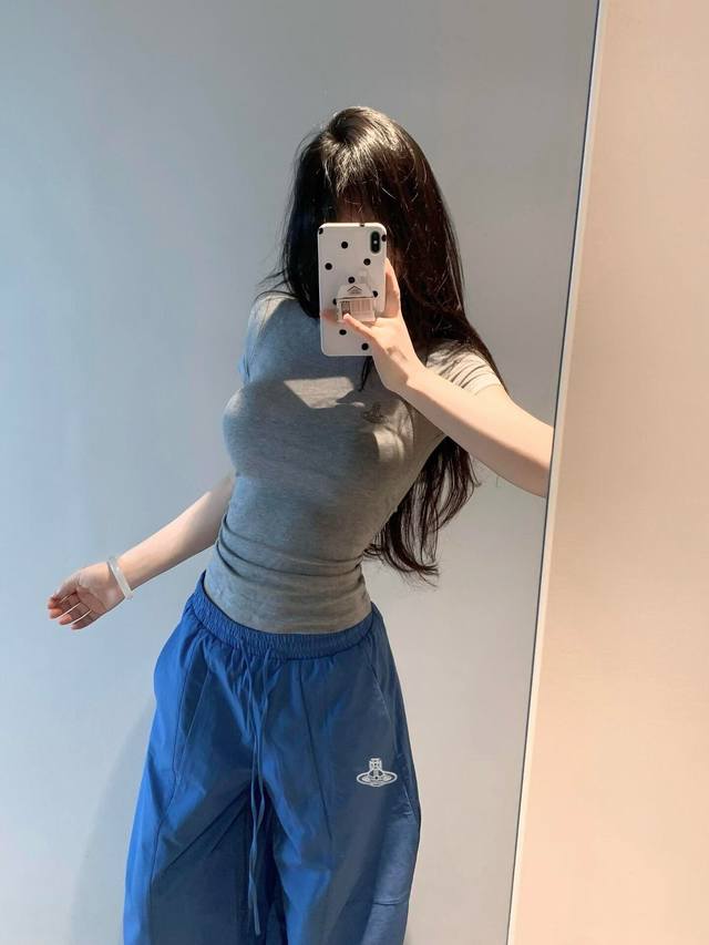 上新 裤子120 西太后 土星蓝调时刻套装～ 这套太犯规了！ 上衣自带正肩漫画腰 蓝色速干裤版型超好 一套现货冲冲冲！ 颜色：宝蓝色 码数：Sml S码推荐：