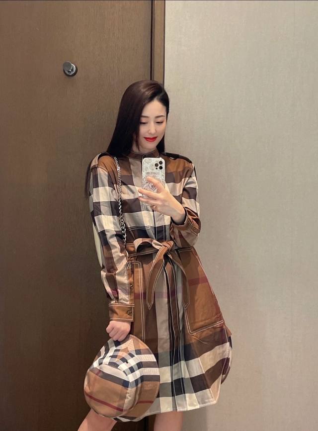 上新 巴宝莉 经典格纹连衣裙 桦木棕 夏秋美拉德棕色系 很有老钱感意味～ 复古格纹连衣裙 秋日氛围感拉满 面料很舒适 触感柔软细腻 姐系穿搭直接拿捏 颜色：棕色