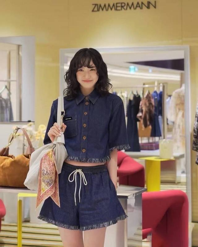 上新 套装 Miu * 缪缪 牛仔短袖衬衫短裤套装 短款上衣衬衫版型 配合袖口下摆的流苏不包边设计 搭配同系列牛仔短裤 裤腿边絮状毛边处理 不羁自由 轻松突出长