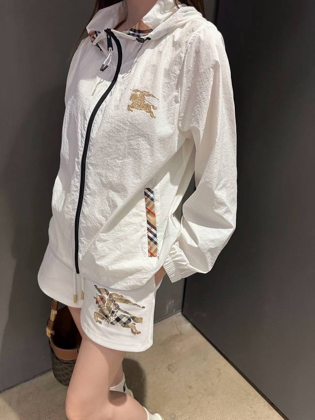 上新 Burberr* 巴宝莉 2025Ss新款防晒衣外套 特殊材质有肌理感 每个小细节都非常注重 恰到好处的高级感 立体剪裁 让成衣上身更为精致洋气 实物太赞