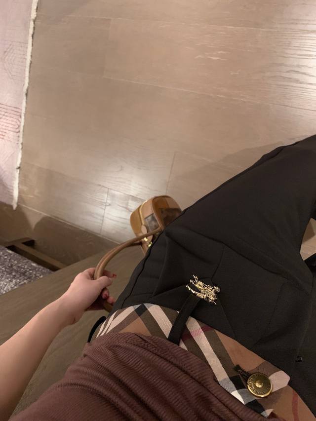 上新 Bbr 巴宝莉 格子拼接休闲裤 质感细腻软糯 经典减龄单品！设计时髦版型不挑人上身巨显瘦！白富美必收的完美单品。质感超赞完美做工品质 高品质 两色！！ 颜
