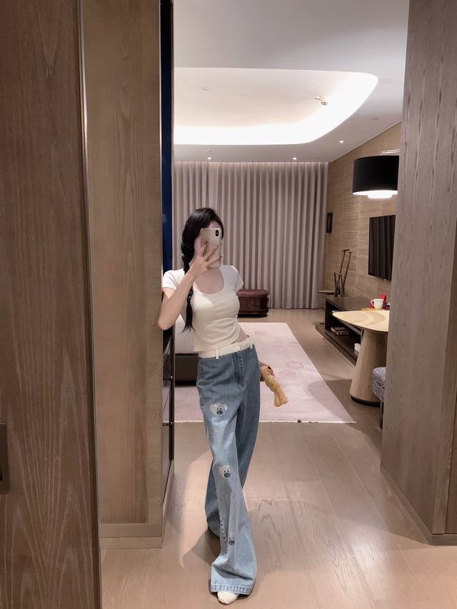 特价 13De 25.Ss拼色烫钻熊头牛仔裤 配抱抱熊玩偶 别针可拆卸！！ 颜色：蓝色 尺码：S M L S码推荐： 80~ M码推荐： ～115 L 码推荐：
