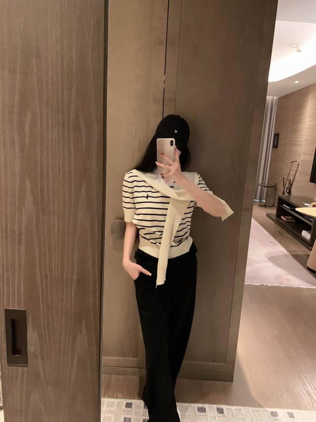 特价 杏色 Rl 拉夫 25.Ss战马条纹披肩针织上衣～ 披肩式设计，百搭不挑人。彰显减龄青春活力气息，简约高级，舒适亲肤，日常休闲推荐！！ 颜色：杏色 蓝色