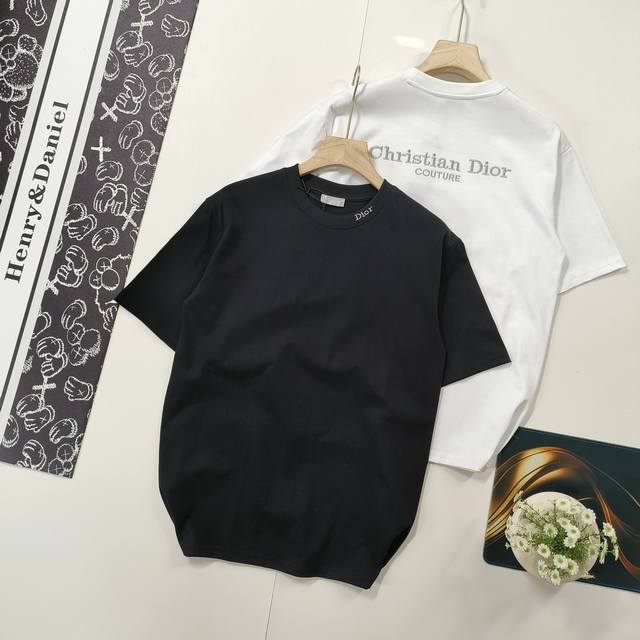 尺码S-Xl高端定制 25Ss夏季Dior 迪奥 领口后背品牌Logo刺绣圆领短袖T恤 购入原版开模打造，全套定制辅料，细节决定成败。 迪奥 全称为克里斯汀 迪