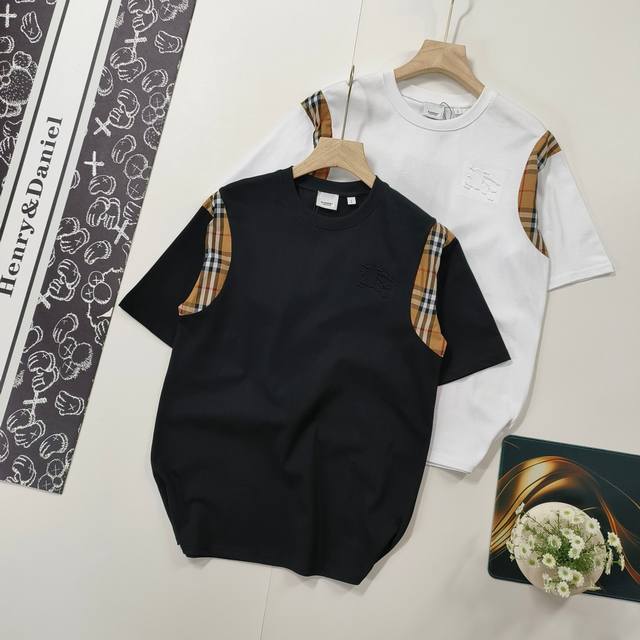 尺码S-Xl高端定制 Burberry 巴宝莉 夏装新款浮雕压印战马拼接袖休闲圆领短袖T恤 购入原版开模打造，全套定制辅料，细节决定成败。 博柏利 Burber