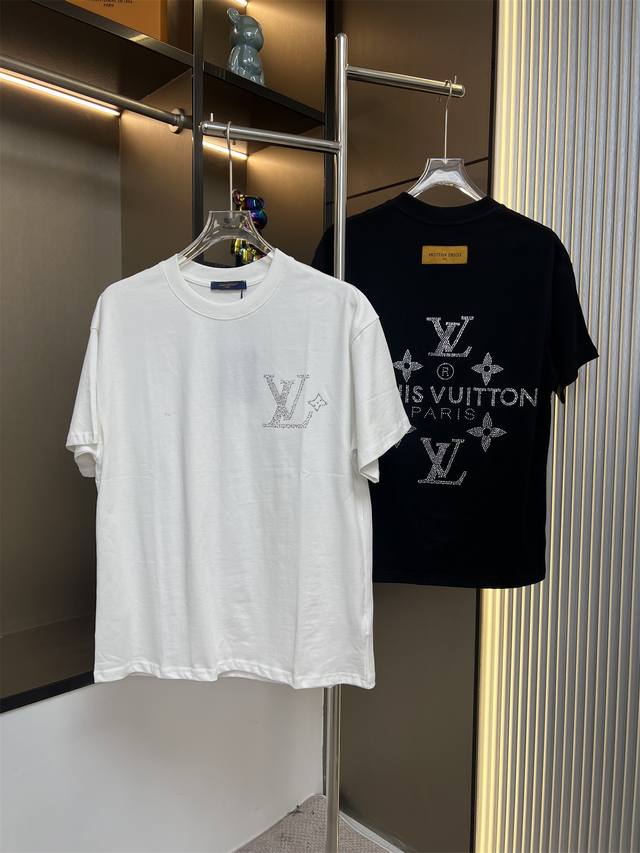 Louis Vuitton路易威登2025Ss新款字母金属烫钻情侣休闲短袖T恤 最高版本！定制面料290克双纱！字母金属烫钻工艺设计！ 辅料：开模原版过鉴定领标