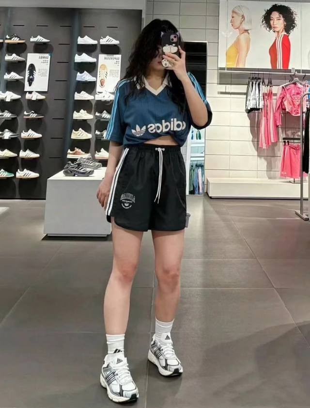 Adidas三叶草女子美式复古学院风休闲透气速干运动短裤 梭织速干面料，亲肤透气，柔软细腻，穿着凉爽无负担，不易变形，经过预缩水处理，耐洗耐穿 工艺上，采用精细