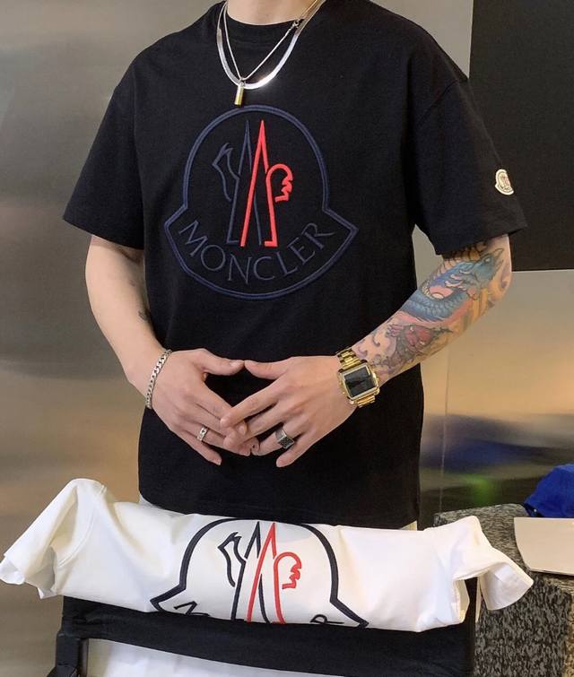 纯原臻品 顶级原版复刻 Moncler盟可睐 Logo刺绣短袖T恤 情侣款 宽松休闲 纯色 白色 品质与时尚并存的Moncler盟可睐Logo刺绣短袖T恤，是衣