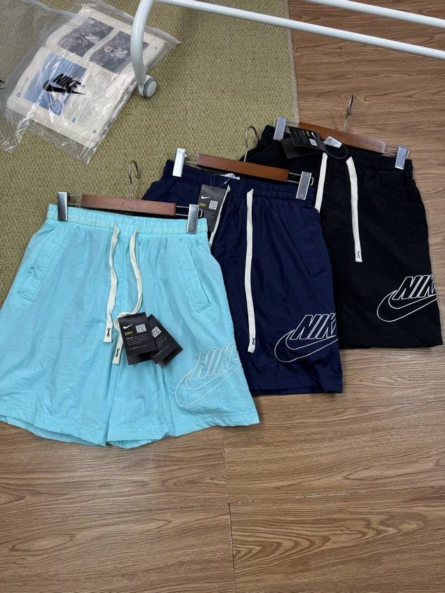 Nike耐克学院风梭织速干短裤夏运动裤透气休闲网眼刺绣Nk Sportswear 男子学院风梭织短裤采用轻盈起皱梭织面料，搭B1177配网眼布里料，便于夏日穿搭