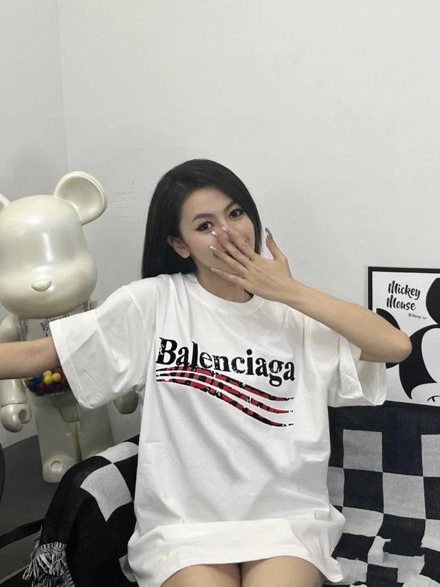 供 Balenciaga巴黎世家2025Ss夏季新款限定版联名圆领套头休闲印花短袖T恤。 Os版型设计，立体挺括有型，上身帅气十足是秋天必不可少的一件潮流T男女