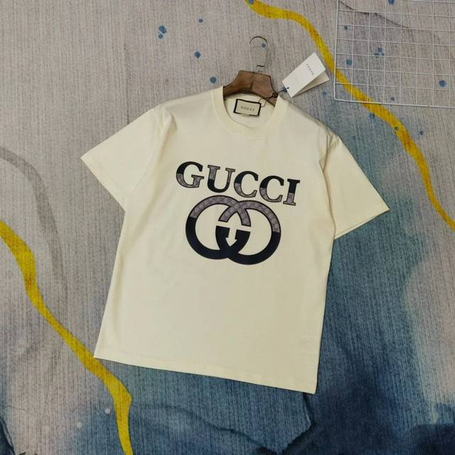 供 Guccl古驰2025春夏限量款经典双G印花个性款短袖T恤 胸前G家Logo经典字母康丽大印花工艺轻奢大气上档次采用定制240克32支双长绒棉纯棉面料料经过
