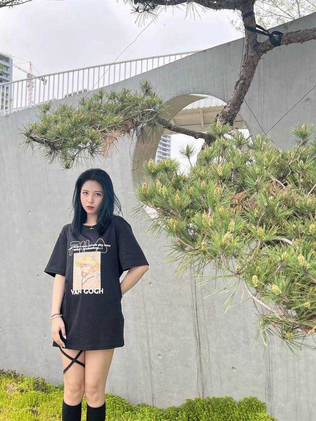 供 斐乐Fila梵高博物馆2025男款短袖T恤衫基础百搭款！ 品质爆表的一款！！兄弟们可以看下版型细节！用手一试你就知道，感觉真的完全不一样！ 胸前印花设计，简