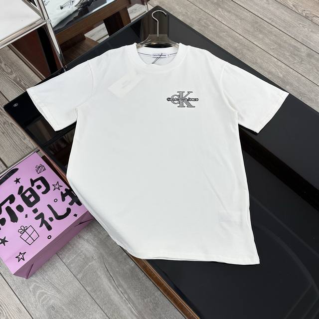 Calvin Kleinck 经典字母叠印短袖T恤男女同款情侣短袖T恤-顶级版本 面料采用260克双纱面料质感非常细腻 手感柔软平滑 弹性最好 穿着舒适 体贴合