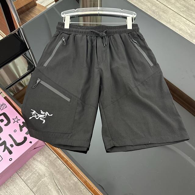 Arcteryx始祖鸟男士户外工装刺绣速干短裤 面料：功能性速干面料！ 特性：速干透气不黏身！轻盈透气不掉色！舒适有弹力！ 工艺：3D立体剪裁拼接设计，特种口袋