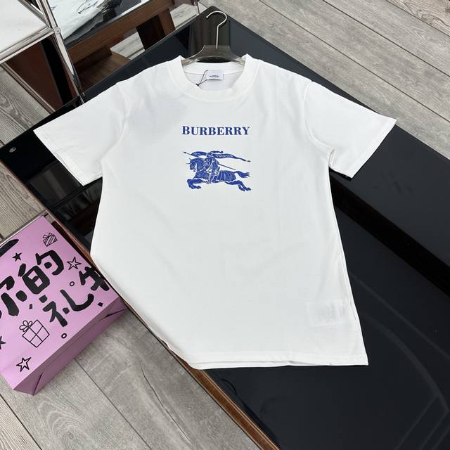 Burberry巴宝莉经典蓝色大Logo印花短袖T恤 男女同款｜708 高版本不挑年龄不挑身材不挑性别 经典不过时 面料手感非常舒服 质感超强 超级百搭好看的一