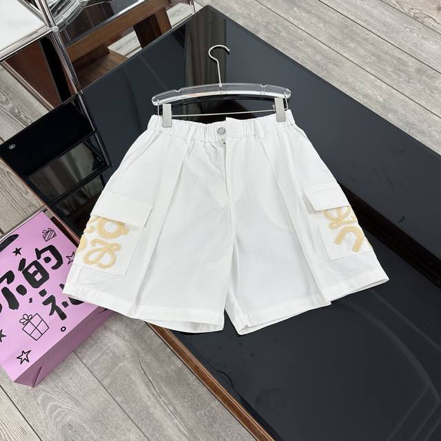 Loewe 罗意威联联名款新款字母刺绣Logo短裤男女同款套装短裤 罗意威以西班牙的热情浪漫为灵感，秉持精湛工艺与创新精神，不断演绎着时尚经典。 这款罗意威套装