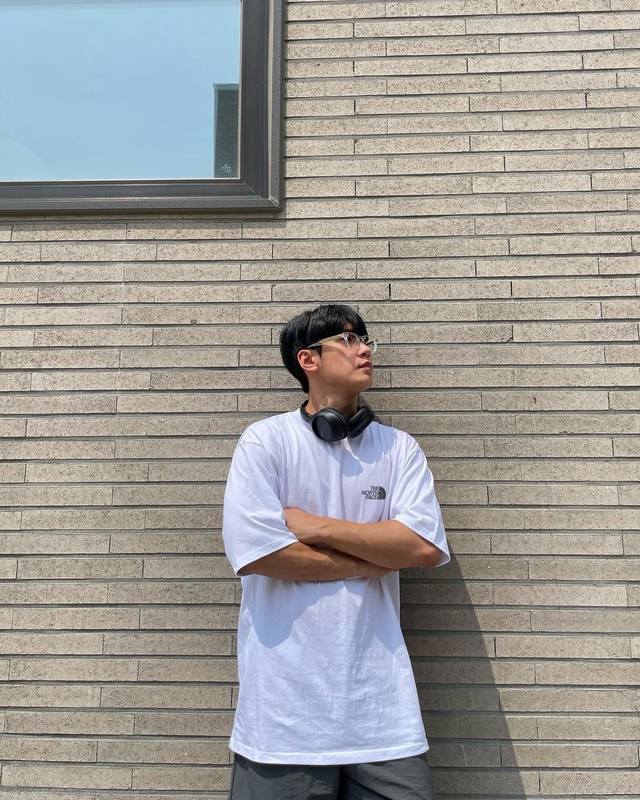 The North Face 北面 手绘山脉情侣短袖T恤 采用260克双砂面料 三针五线做工，领口包包边条 今年火爆的品牌 看到了就忍不住要自留一件 正确纹路立