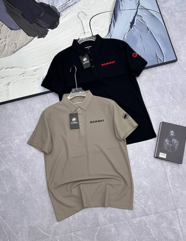 Mammut 猛犸象2025夏季专柜新款Polo短袖T恤 简约经典的Polo领设计，搭配精致的纽扣，既显优雅绅士风度，又不失休闲随性。袖口和下摆的细致处理，彰显