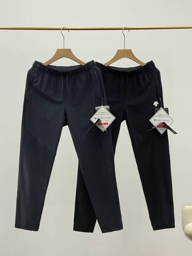 Descente 迪桑特*Fit男速干梭织长裤！篮球运动拼接设计！ 夏季非常赞的一款速干长裤！ 轻盈运动速干跑步健身裤！ 无论热身还是放松！ Fit Sport