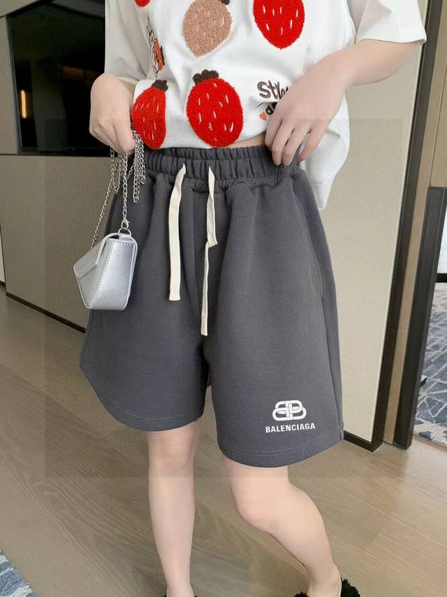 巴黎世家Balenciaga专柜同步经典锁扣字母印花基础款男女情侣同款短裤 不要说你不喜欢这条裤子，简单的版型加上精致的贴布设计！就用两个字绝了！大牌的版型真的
