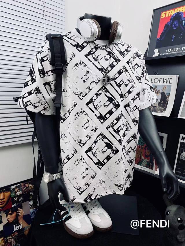 Fendi芬迪高版本满印标志印花男女休闲短袖T恤 不得不推荐一款非常受欢迎的硬货！280克双纱面料 有型 更有质感 夏季你需要这样一件超百搭的T恤看品质无敌、做