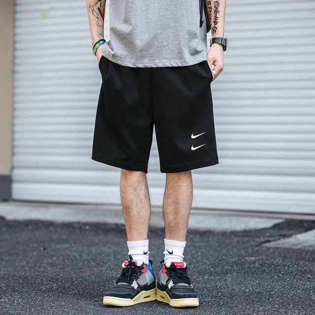 高品质 Nike 耐克 Nk 经典基础款 双勾短裤 休闲裤跑步运动裤 五分裤 男女同款 面料工艺： 1.320G新痒棉面料，触感细腻柔滑，吸湿透气，体感亲肤舒适