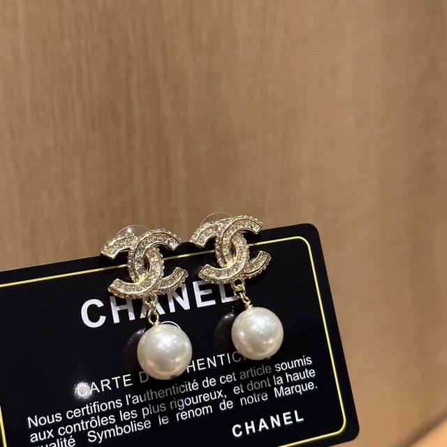 Chanel香奈儿新款珍珠耳钉，Yyds谁戴谁好看的香奈儿珍珠耳钉这件是大Logo，很修饰脸型，双C也很闪，很美，喜欢 两色：金色 银色全套包装