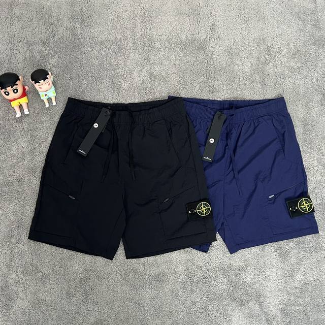 新款工装百搭户外五分沙滩短裤实拍图！ Stone Island 石头岛工装百搭户外五分沙滩短裤 实拍图！ 面料采用高品质防风防水放紫外线 机能拉链设计户外感十足