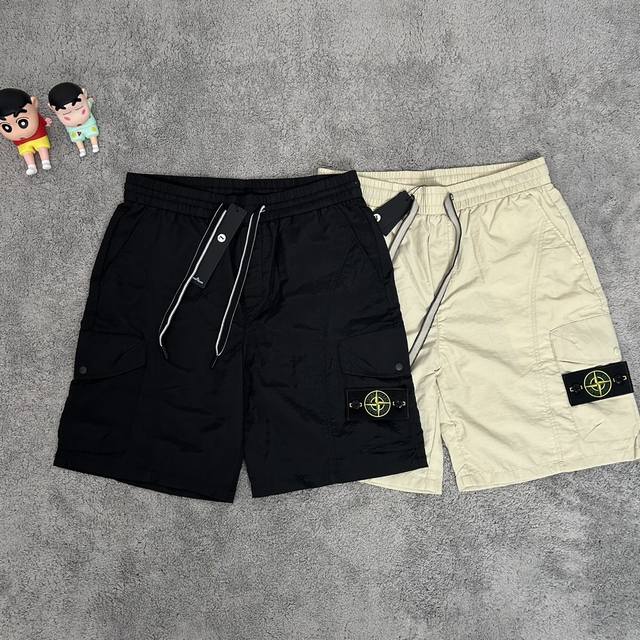 新款工装百搭户外五分运动机能短裤实拍图！ Stone Island 石头岛工装百搭户外五分运动机能短裤 实拍图！ 面料采用高品质防风防水放紫外线 机能拉链设计户