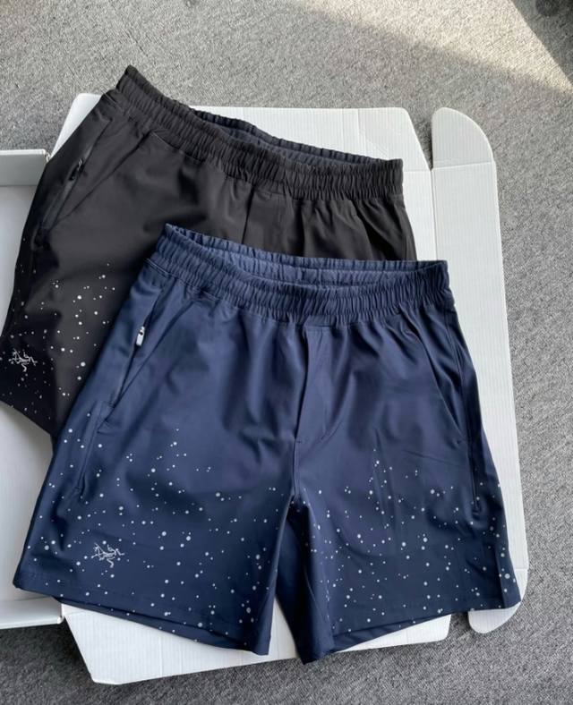 Arcteryx 始祖鸟户外运动速干满天星短裤 # 3D立体剪裁 **上身版型** - 精准剪裁，线条利落，贴合身形 - 优化腰线设计，提升整体挺拔感 **修身