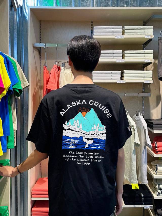 The North Face 北面 手绘海洋山脉情侣短袖T恤 采用260克双砂面料 三针五线做工，领口包包边条 今年火爆的品牌 看到了就忍不住要自留一件 正确纹