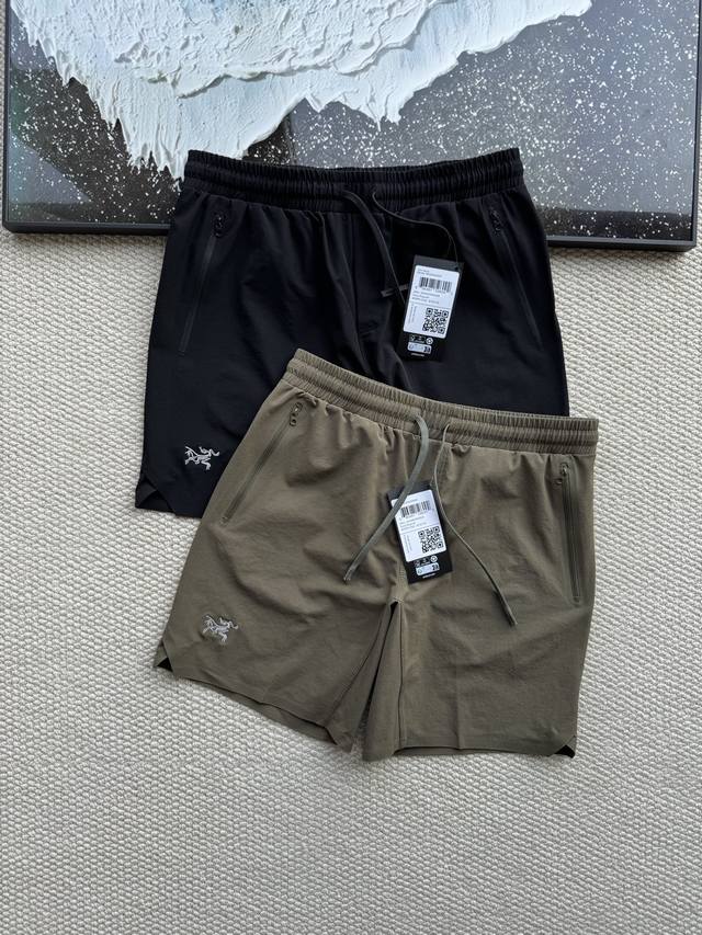 Arcteryx 始祖鸟25夏季新款休闲五分短裤，休闲运动都可驾驭，夏季出行必备百搭短裤 采用亲肤科技面料，手感舒适，细腻亲肤，让穿着更合身，亲肤不紧绷，耐脏易