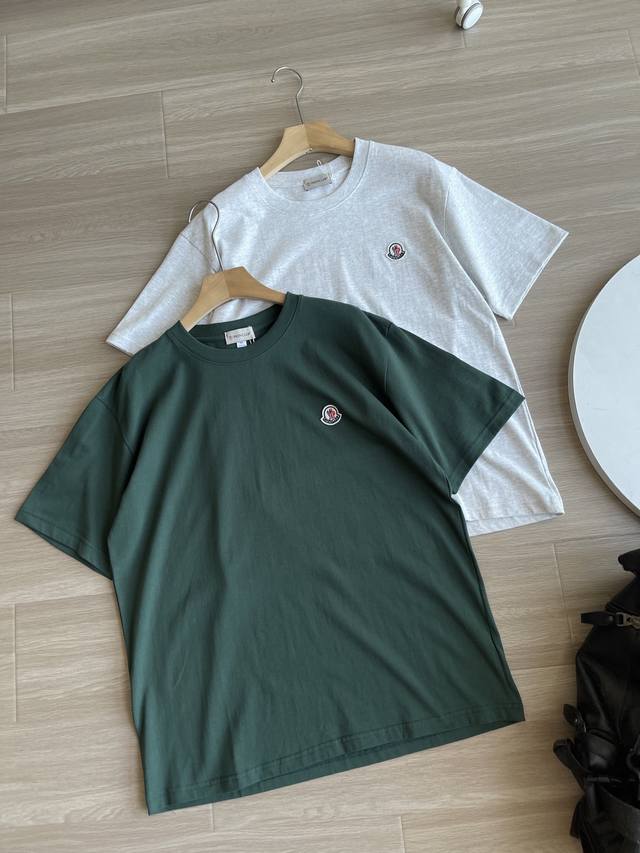 Moncler盟可睐 蒙口新品 男士标识贴片棉质T恤 蒙口经典全棉 短袖 双纱加厚重磅面料 手感厚实 质感很好 面料自然垂度硬挺度效果都很好 情侣Bf宽松Ove