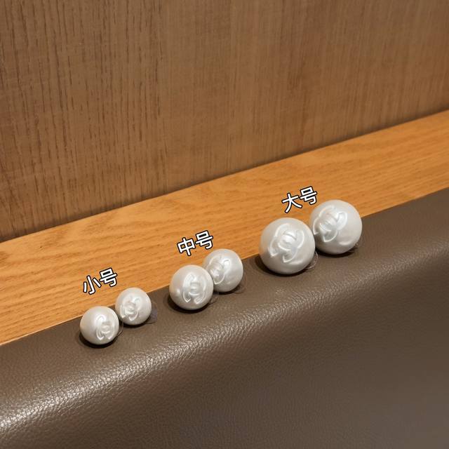 小号 中号 大号 一年四季都能戴的香奈儿新款经典珍珠耳钉 ▼救命经典单珠设计四季百搭，戴上秒变气质女神+三个尺寸承包你的所有风格 10Mm:小号温柔白月光。小耳