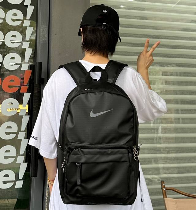 耐克Nike双肩包单肩包学生书包。 上身非常好看，男女神都非常合适。 包包为Pu皮材质定制. 内置电脑夹层可容纳13寸笔记本电脑。 包后背垫采用蜂窝棉材质不仅好