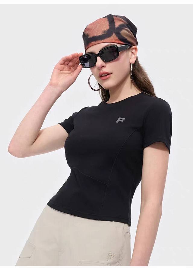 Fila 潮牌女子针织短袖衫2025夏季新款时尚休闲紧身T恤 夏日炎炎，汗水不再是困扰短袖T恤，让你享受清凉一整天！这款T恤的效果简直了！穿上它，即使是在烈日下