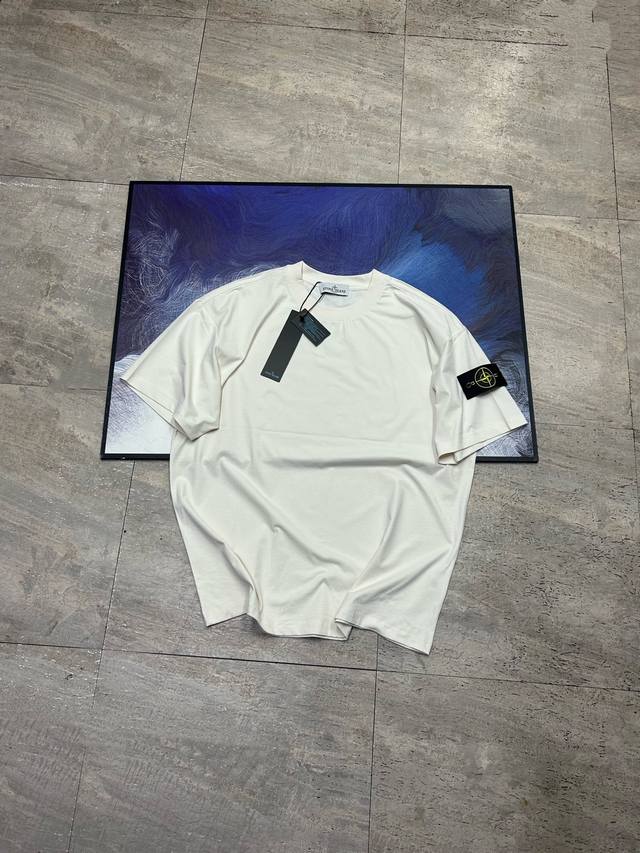 平铺图Stone Island 石头岛阔版落肩糖果色T恤户外速干勋章短袖 甄选品质 实拍可见 面料采用高品质户外速干面料 面料上身舒服 当季必备 版型超正 拒绝
