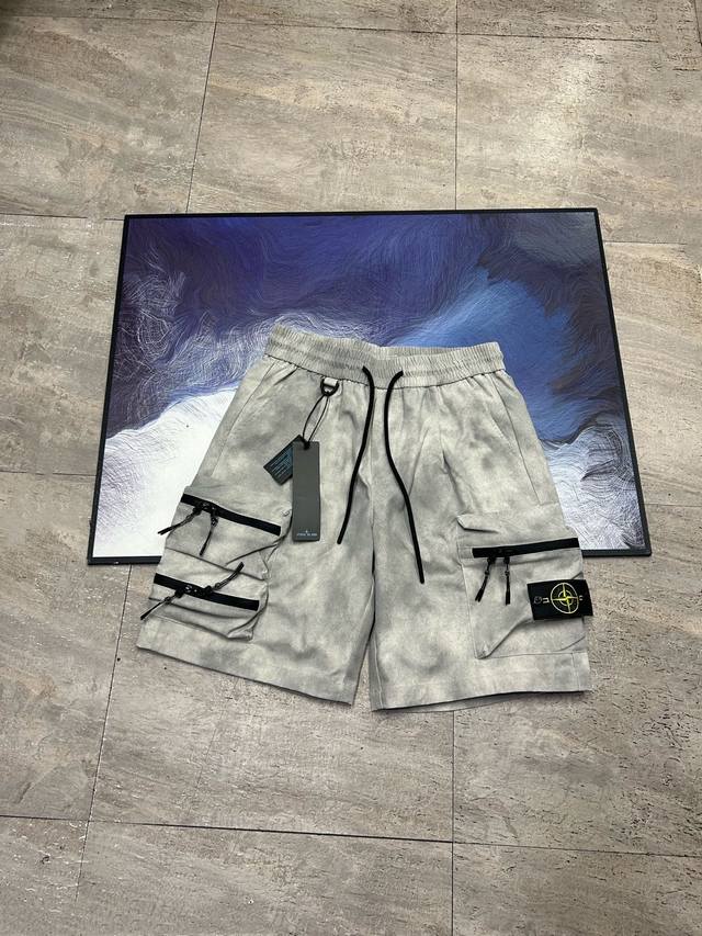 Stone Island石头岛新款多功能口袋工装短裤 扎染工艺版型超正的五分裤，穿上超有型具有标志性独特的口袋设计 口袋具备防水拉链设计 既时尚又不失功能性 实