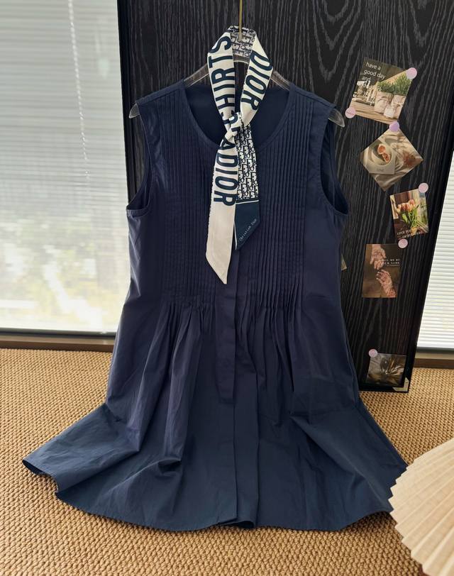 品名：Dio* 极简风琴褶皱丝带无袖连衣裙 尺码：M.L 颜色：藏青 可爱俏皮的公主裙，藏蓝色无袖连衣裙，单穿也很好看，搭配衬衫叠出俏皮感。A字裙摆褶皱设计超显