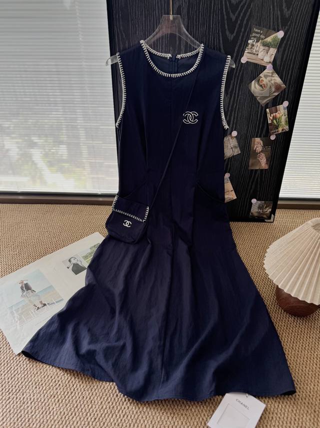 品名：Chane* 小香明线刺绣中古风斜挎包无袖连衣裙 尺码：S.M 颜色：藏青色 救命！这条裙子温柔又显气质，穿上就不想脱，举手投足尽显优雅气息，疯狂心动。圆
