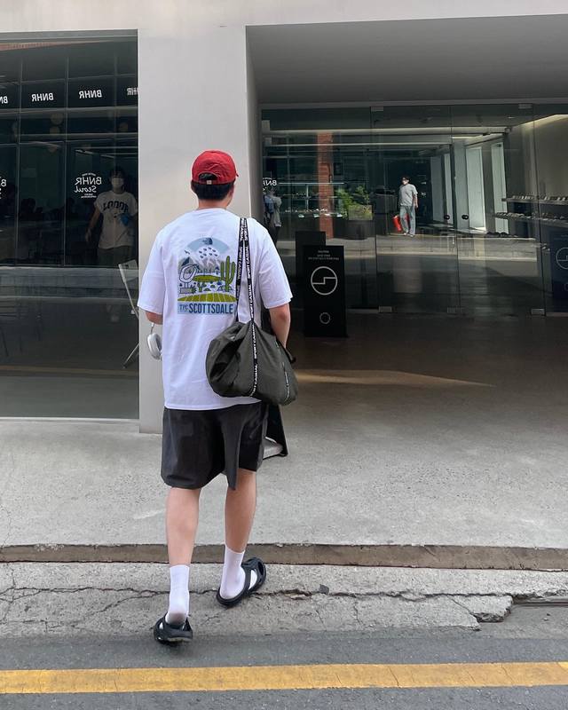 The North Face 北面夏日绿荫情侣短袖T恤 采用260克双砂面料 三针五线做工，领口包包边条 今年火爆的品牌 看到了就忍不住要自留一件 正确纹路立体