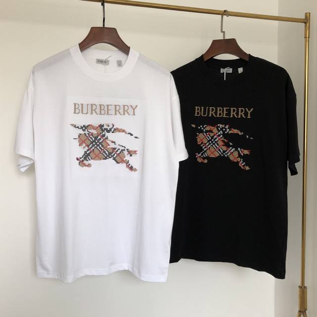 Burbberry巴宝莉2025新款刺绣Logo短袖T恤 原版面料高版本高品质 网红明星同款 采用定制定染高克重原版面料 Bbr马术骑士徽标 手感非常舒服 超级