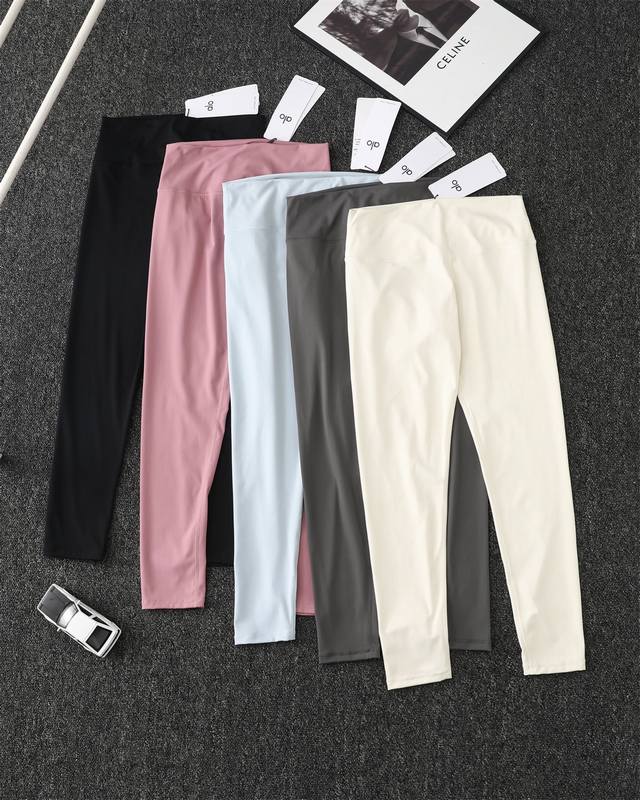 热辣滚烫减脂季顶级牛货肯豆同款Alo经典Legging瑜伽打底裤 燃脂季节到！！每年这时候要来几条好穿的瑜伽裤！！最期待的肯豆同款，也是Alo最好穿的系列 高腰