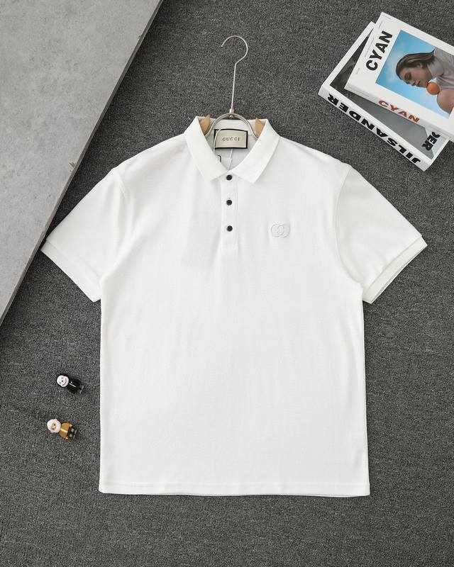 Gucci 古驰24新款立体小标Logo刺绣Polo短袖T恤 经典简约的小标刺绣设计，商务休闲皆宜，不花哨也不单调，百搭不挑人款 采用260克全棉珠地棉面料，比