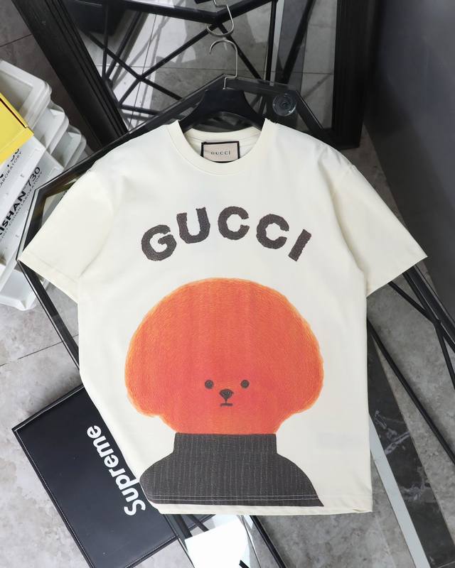 供 古驰 Gucci红色狗头 单色圆领短袖 款号：313 原版面料官方同款短袖T恤 定制280 克同缸染面料手感非常舒服 春夏最新砖柜同步时尚又个性超级百搭好看