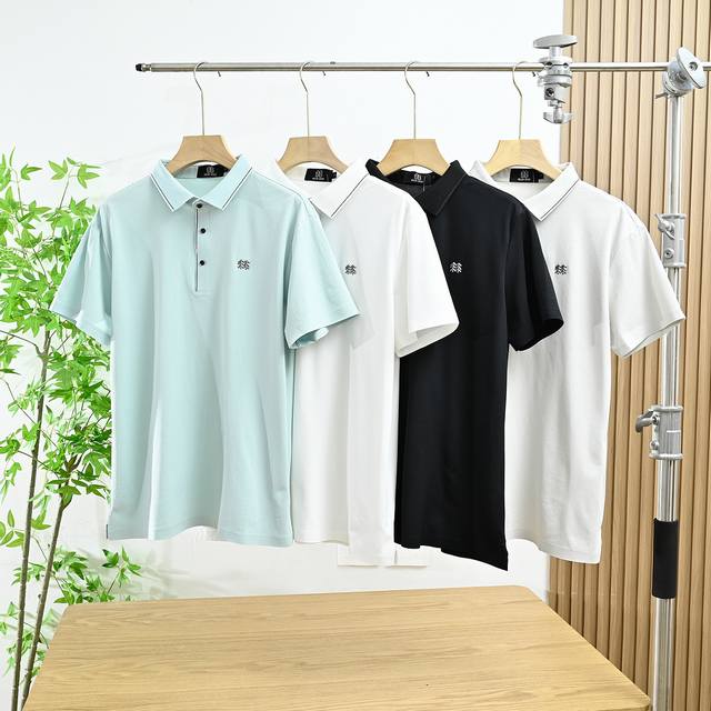 上新： 米 款号：8606# Kolon Sport 可隆2025年夏季新品翻领Polo衫T恤。 跑量新款男士夏季透气短袖Polo衫。 采用柜子同版透气索罗纳迪