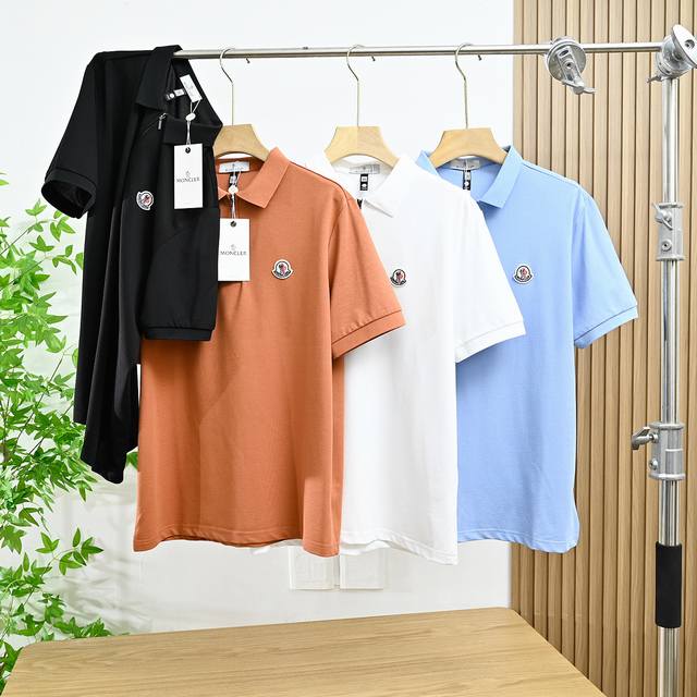 上新： 米 款号：2542# Moncler 蒙口 25夏季新款黑科技 亲肤抗菌 半拉链门襟短袖Polo衫 胸前蒙口刺绣小Logo非常精致 持久保持身体干爽！