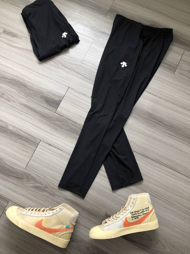 D家 Running 立体徽标Logo胶印 男款防晒吸湿透速干休闲裤长裤. 颜色：黑色. 工艺：印花 立体剪裁. 材质：四面弹锦纶氨纶混纺. 尺码：M-3Xl.