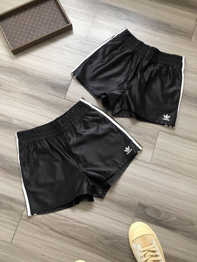 Adidas Orginals Satin Shorts 阿迪 三叶草 三条杠 徽标字母Logo刺绣 女款跑步训练短裤热裤. 颜色：黑色. 面料：定织定染透气科