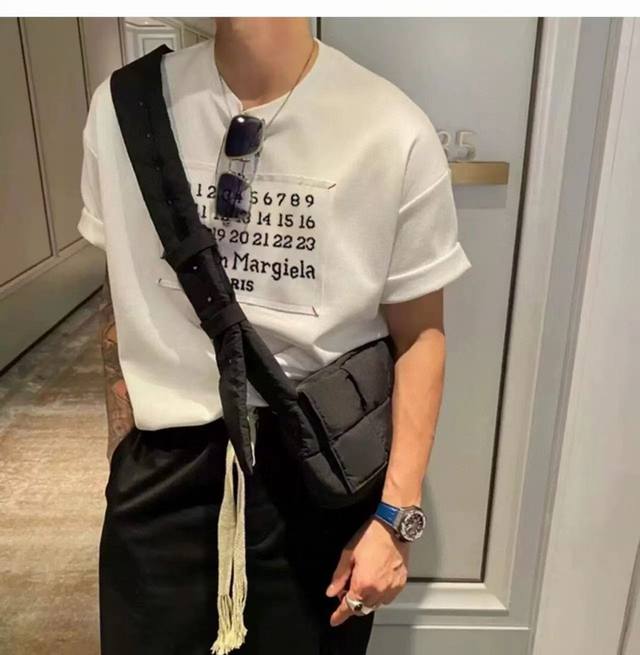 供 Maison Margiela 马吉拉Mm6夏季 拼接贴布刺绣字母短袖 T恤 男女情侣款 贴布拼接工艺 短袖的底衫是 %纯棉亲肤透气 定织定染同版紧密螺纹~